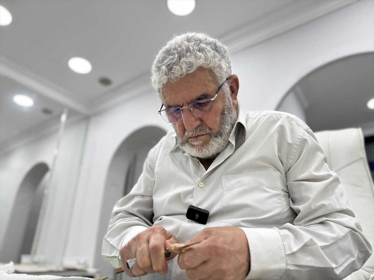 Batman'da yaşayan emekli öğretmen Hilmi Beyca, İstanbul'da aldığı hat eğitimini gelecek nesillere...