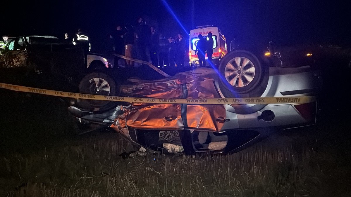  Bolu'da iki otomobilin çarpışması sonucu 6 kişi yaralandı.