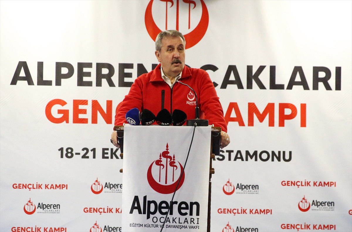 Büyük Birlik Partisi (BBP) Genel Başkanı Mustafa Destici (ortada), Alperen Ocakları Eğitim Kültür...