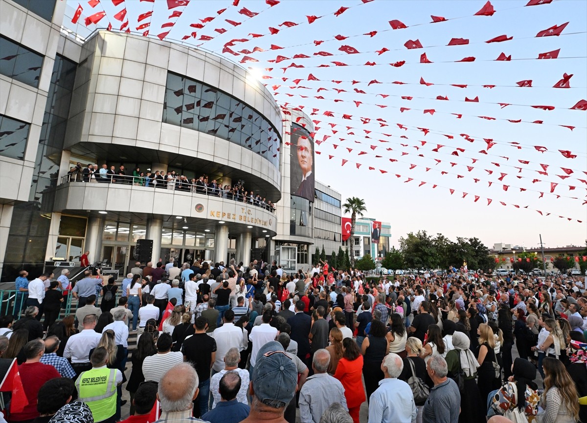 CHP Genel Başkanı Özgür Özel, Kepez Belediye Başkanı Mesut Kocagöz'ü ziyaret etti. Özel, ardından...