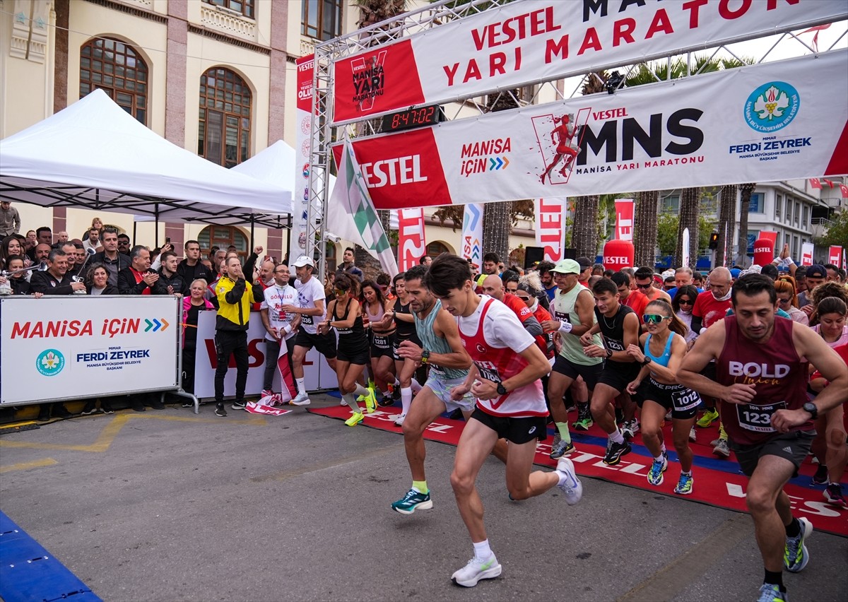 CHP Genel Başkanı Özgür Özel, Manisa programı kapsamında Manisa Büyükşehir Belediyesi ve Vestel...