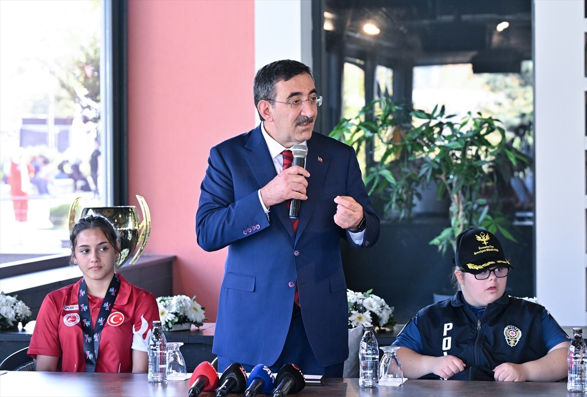 Cumhurbaşkanı Yardımcısı Cevdet Yılmaz (ortada), İstanbul'da Ümraniye Belediyesi bahçesindeki...