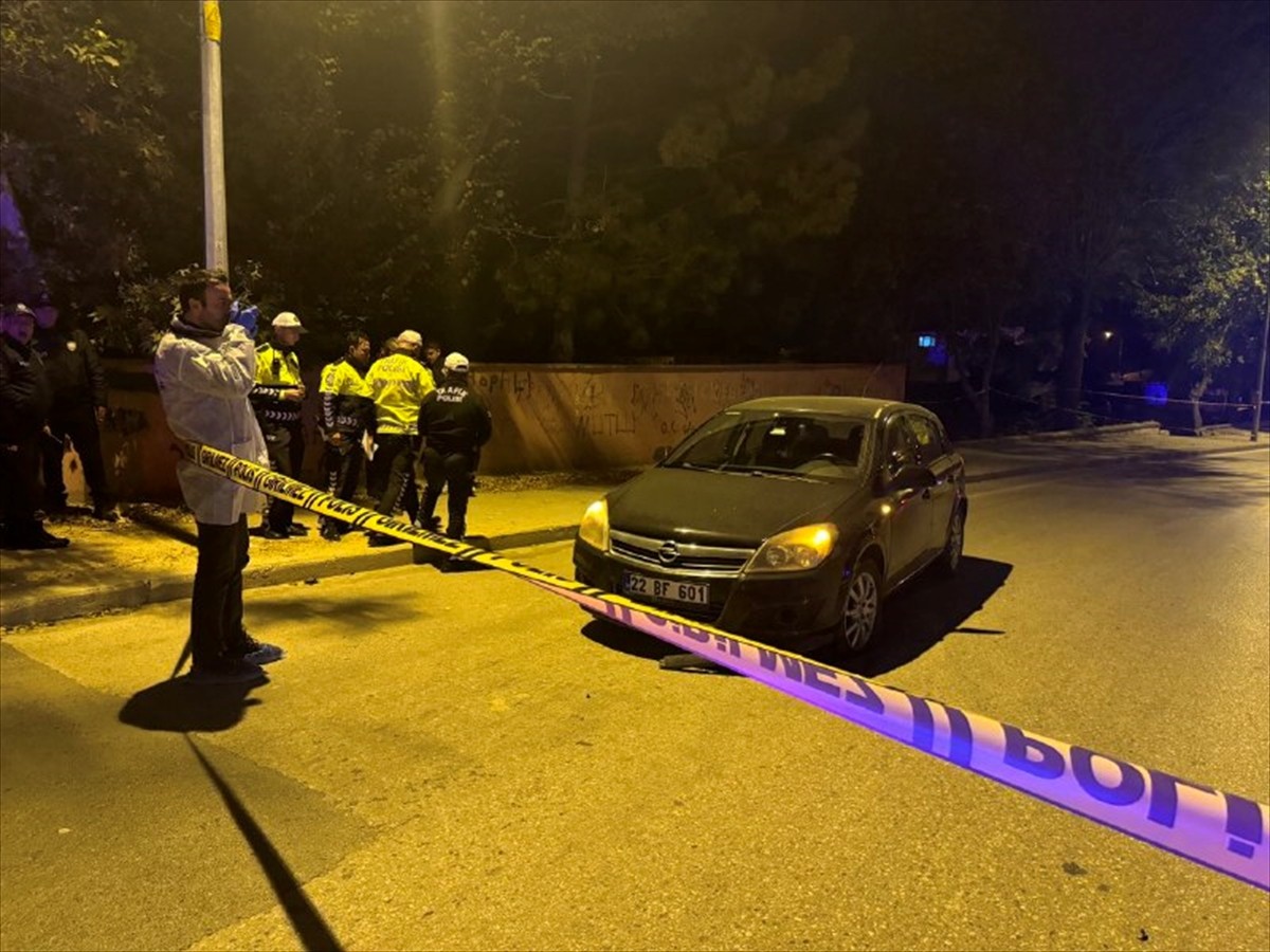 Edirne'de kaldırıma çarpıp yola savrulduktan sonra otomobilin çarptığı motosiklet sürücüsü...