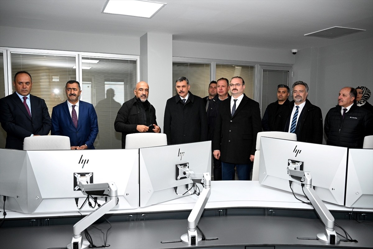 Erzurum Valisi Mustafa Çiftçi, 3 bin 170 rakımdaki Doğu Anadolu Gözlemevi'nde (DAG) incelemelerde...