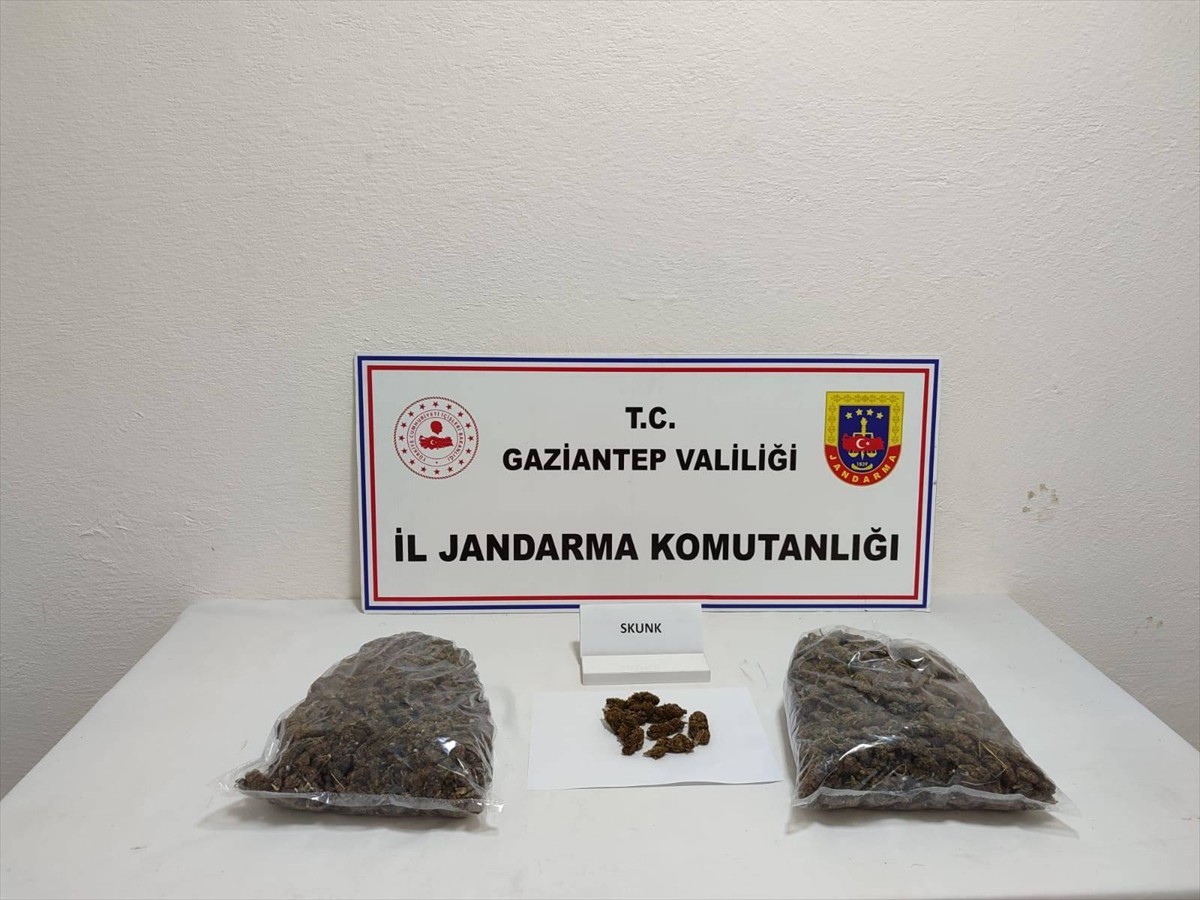 Gaziantep'in Nurdağı ilçesinde bavulunda 5 kilo 100 gram sentetik uyuşturucuyla yakalanan zanlı...