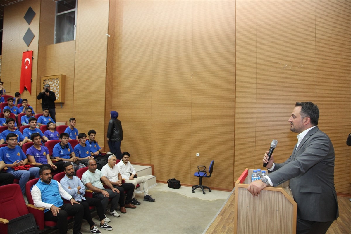 Gençlik ve Spor Bakan Yardımcısı Enes Eminoğlu, Bitlis'in Ahlat ilçesinde TÜBİTAK Bilim Kampı'na...