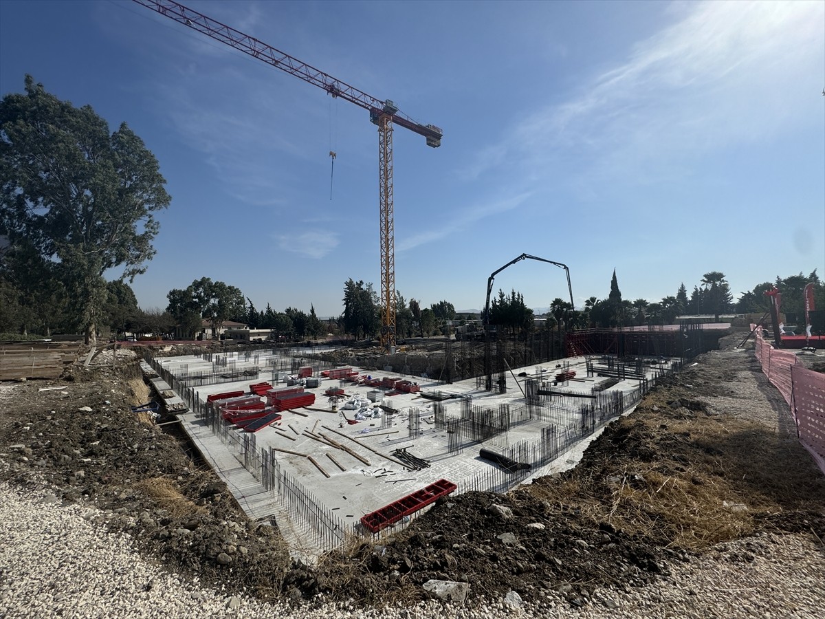 Hatay'da 6 Şubat 2023'teki depremlerde ağır hasar aldığı için yıkılan Antakya Meslek...