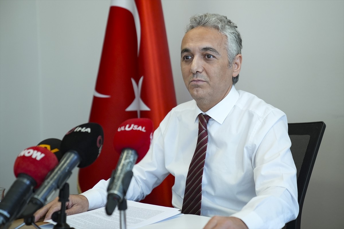 Hekimsen Genel Başkanı Adil Kurban, Hekimsen Ankara Şubesi'nde, Sağlık Bakanlığının "Aile...