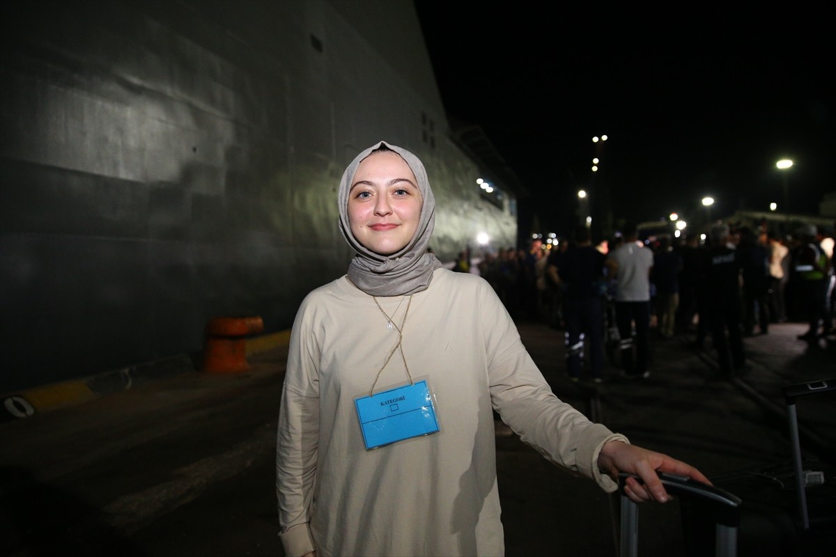 İsrail'in saldırılarının sürdüğü Lübnan'dan Deniz Kuvvetleri Komutanlığının amfibi gemilerinden...