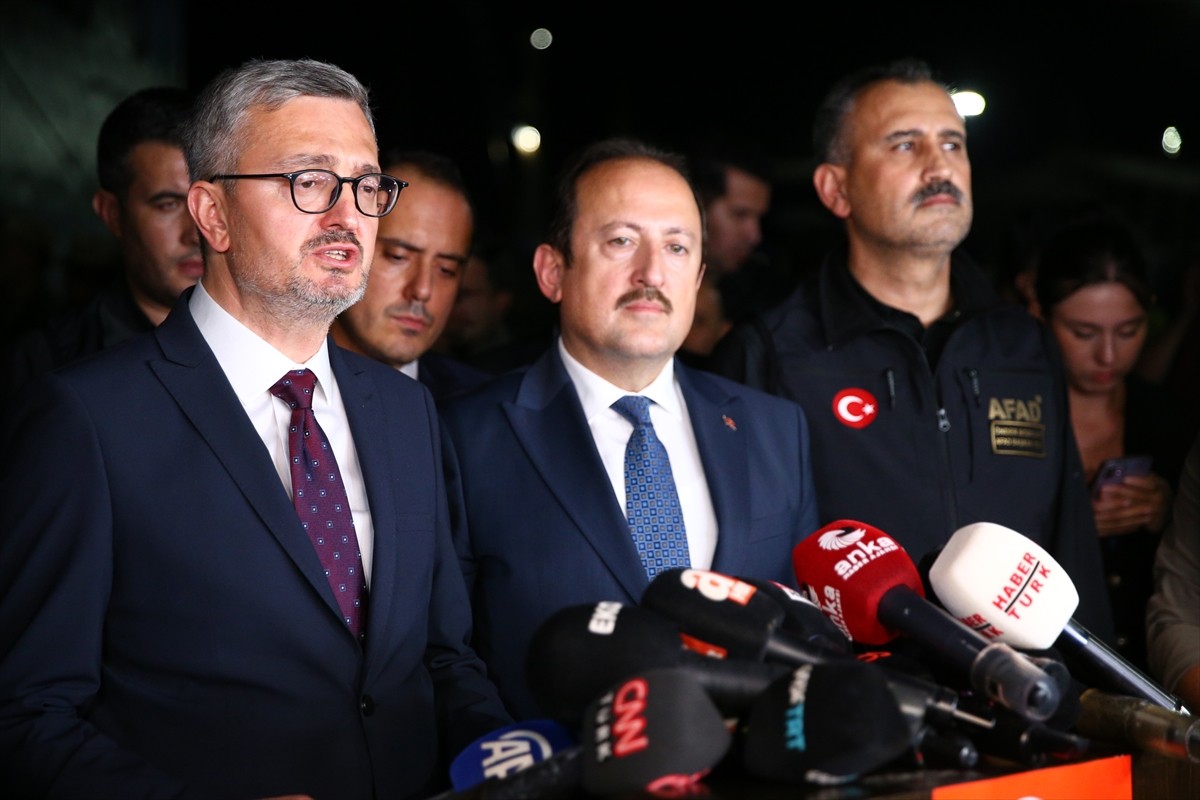 İsrail'in saldırılarının sürdüğü Lübnan'dan tahliye edilen 588 sivili taşıyan Deniz Kuvvetleri...