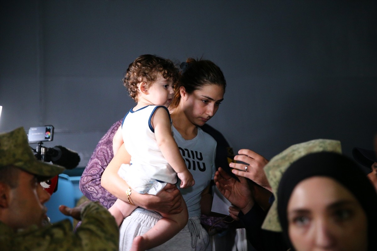  İsrail'in saldırılarının sürdüğü Lübnan'dan tahliye edilen 588 sivili taşıyan Deniz Kuvvetleri...