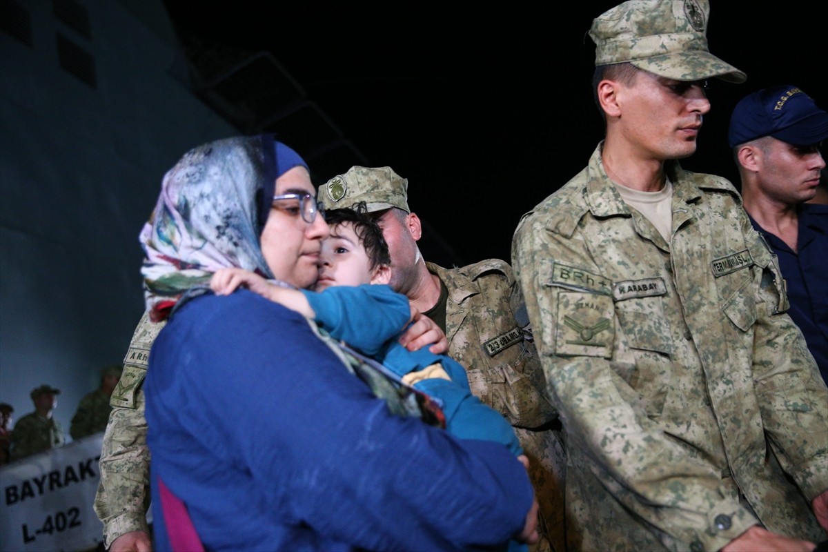 İsrail'in saldırılarının sürdüğü Lübnan'dan tahliye edilen 588 sivili taşıyan Deniz Kuvvetleri...