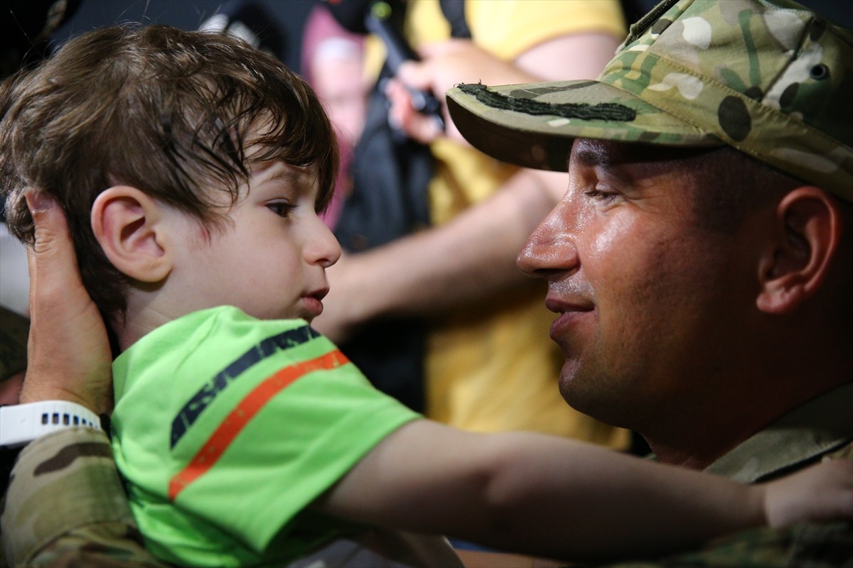 İsrail'in saldırılarının sürdüğü Lübnan'dan tahliye edilen 588 sivili taşıyan Deniz Kuvvetleri...