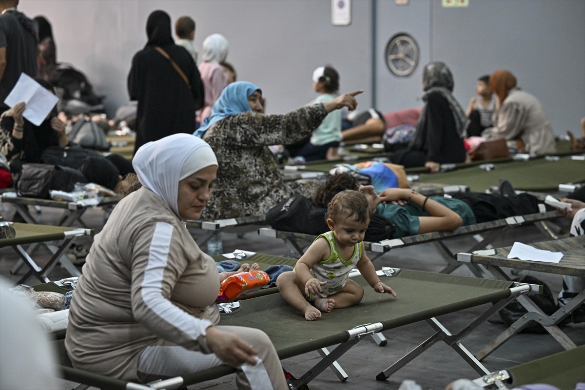 İsrail'in saldırılarının sürdüğü Lübnan’dan çoğunluğu Türk vatandaşı olan sivilleri tahliye eden...