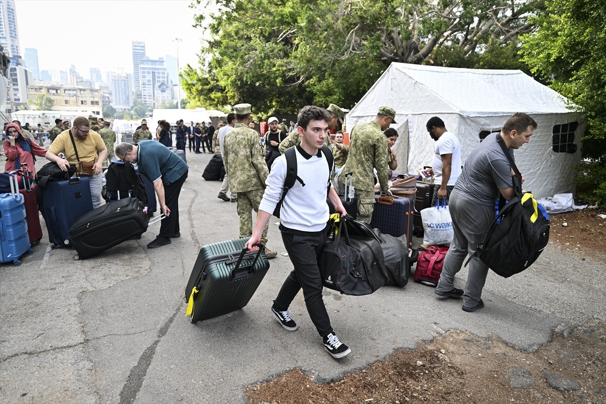 İsrail'in saldırılarının sürdüğü Lübnan’dan çoğunluğu Türk vatandaşı olan sivilleri tahliye eden...