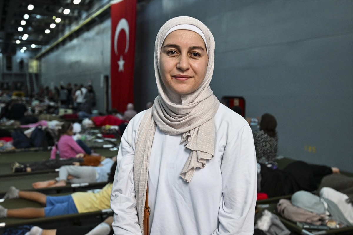 İsrail'in saldırılarının sürdüğü Lübnan’dan çoğunluğu Türk vatandaşı olan sivilleri tahliye eden...