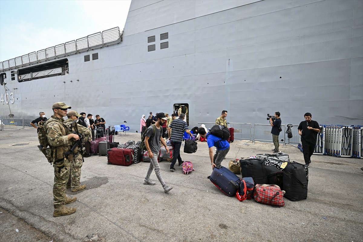 İsrail'in saldırılarının sürdüğü Lübnan’dan çoğunluğu Türk vatandaşı olan sivilleri tahliye eden...