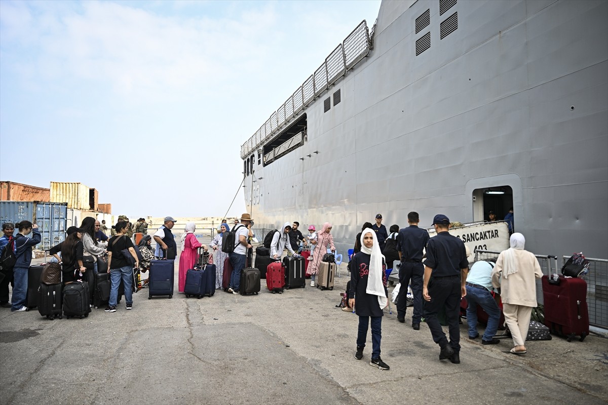 İsrail'in saldırılarının sürdüğü Lübnan’dan çoğunluğu Türk vatandaşı olan sivilleri tahliye eden...