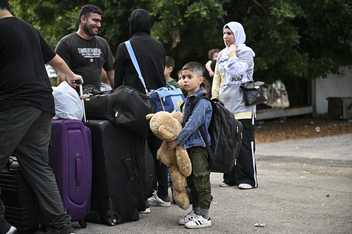 İsrail'in saldırılarının sürdüğü Lübnan’dan çoğunluğu Türk vatandaşı olan sivilleri tahliye eden...