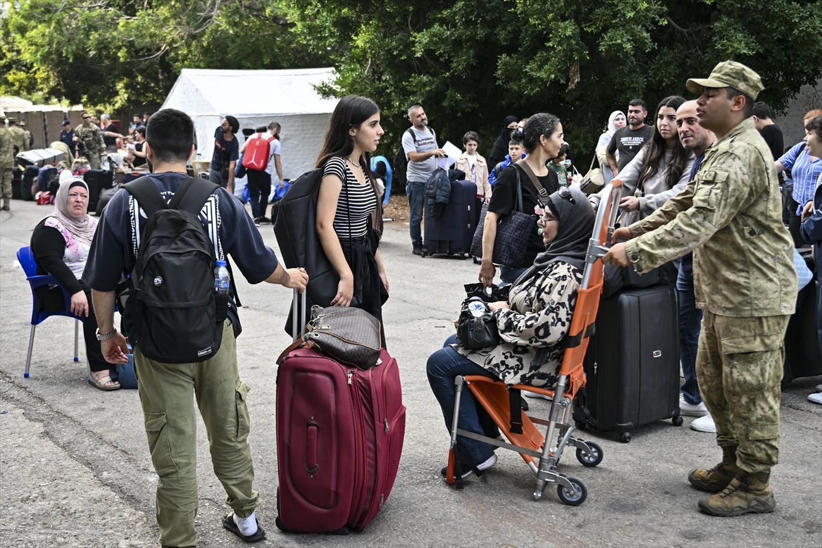 İsrail'in saldırılarının sürdüğü Lübnan’dan çoğunluğu Türk vatandaşı olan sivilleri tahliye eden...
