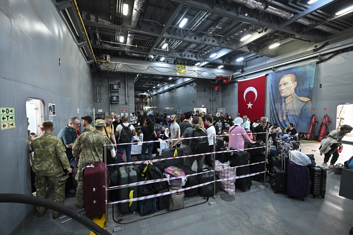 İsrail'in saldırılarının sürdüğü Lübnan’dan çoğunluğu Türk vatandaşı olan sivilleri tahliye eden...