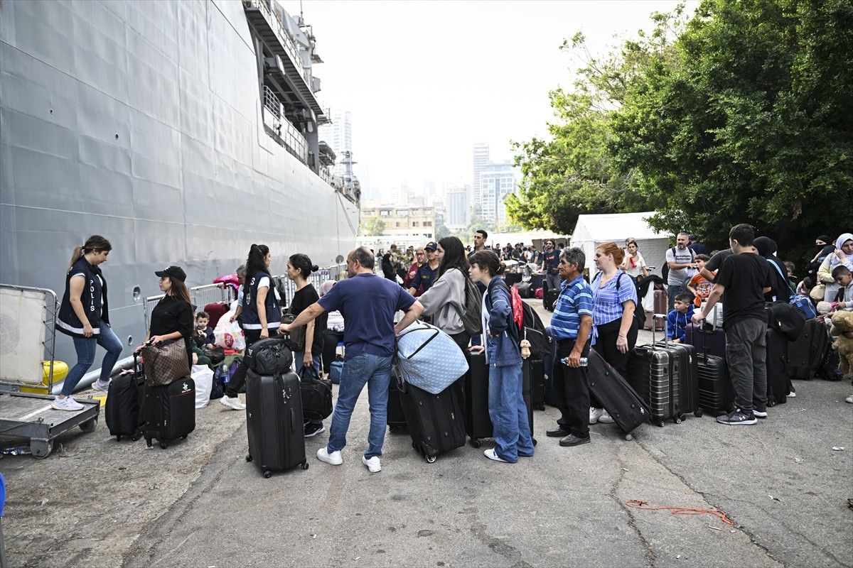 İsrail'in saldırılarının sürdüğü Lübnan’dan çoğunluğu Türk vatandaşı olan sivilleri tahliye eden...