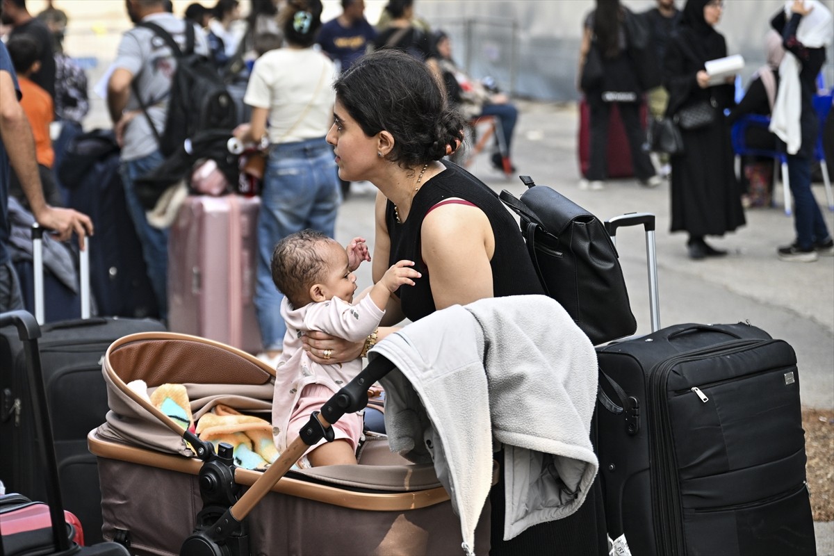 İsrail'in saldırılarının sürdüğü Lübnan’dan çoğunluğu Türk vatandaşı olan sivilleri tahliye eden...