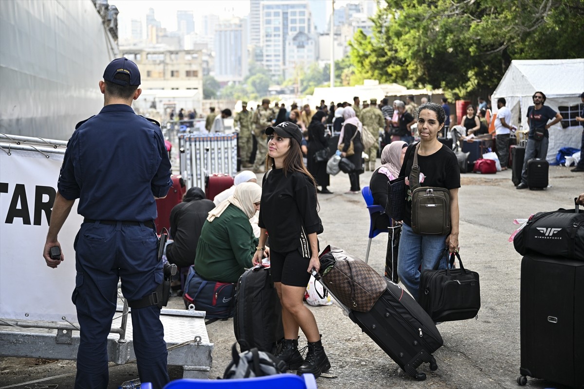 İsrail'in saldırılarının sürdüğü Lübnan’dan çoğunluğu Türk vatandaşı olan sivilleri tahliye eden...