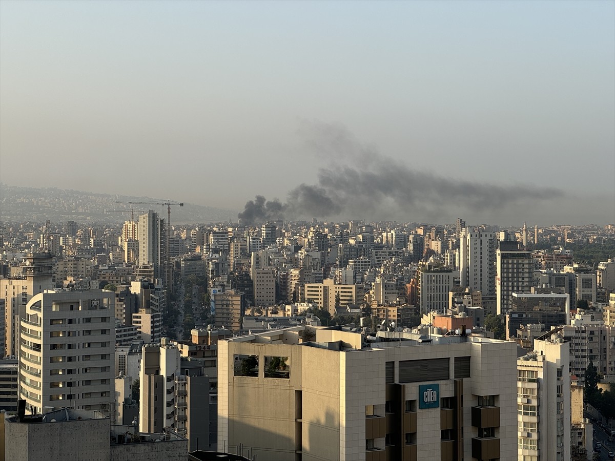 İsrail, Lübnan'ın başkenti Beyrut'un güneyindeki Dahiye bölgesine düzenlediği hava saldırılarına...