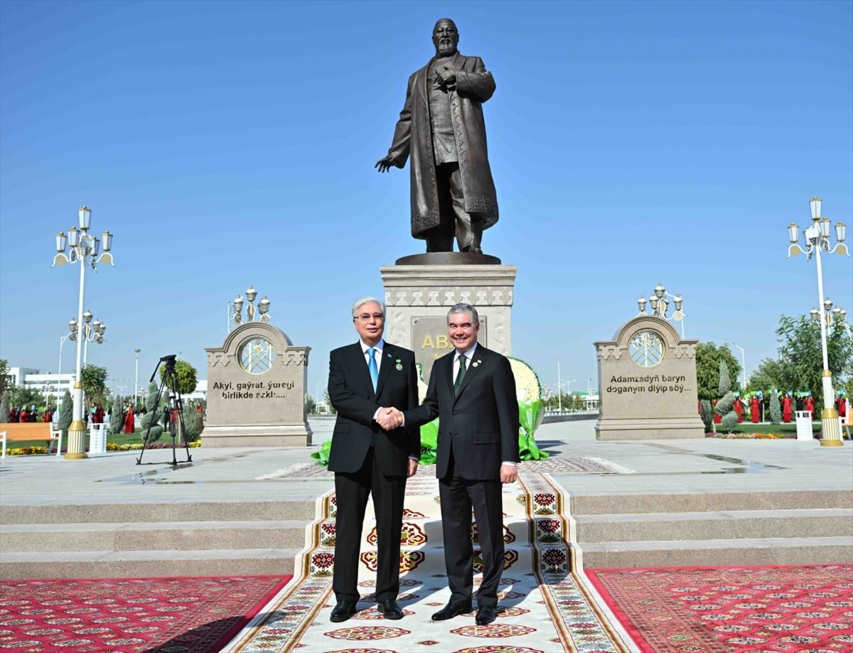 Kazakistan Cumhurbaşkanı Kasım Cömert Tokayev (solda) ile Türkmenistan Milli Lideri ve Halk...