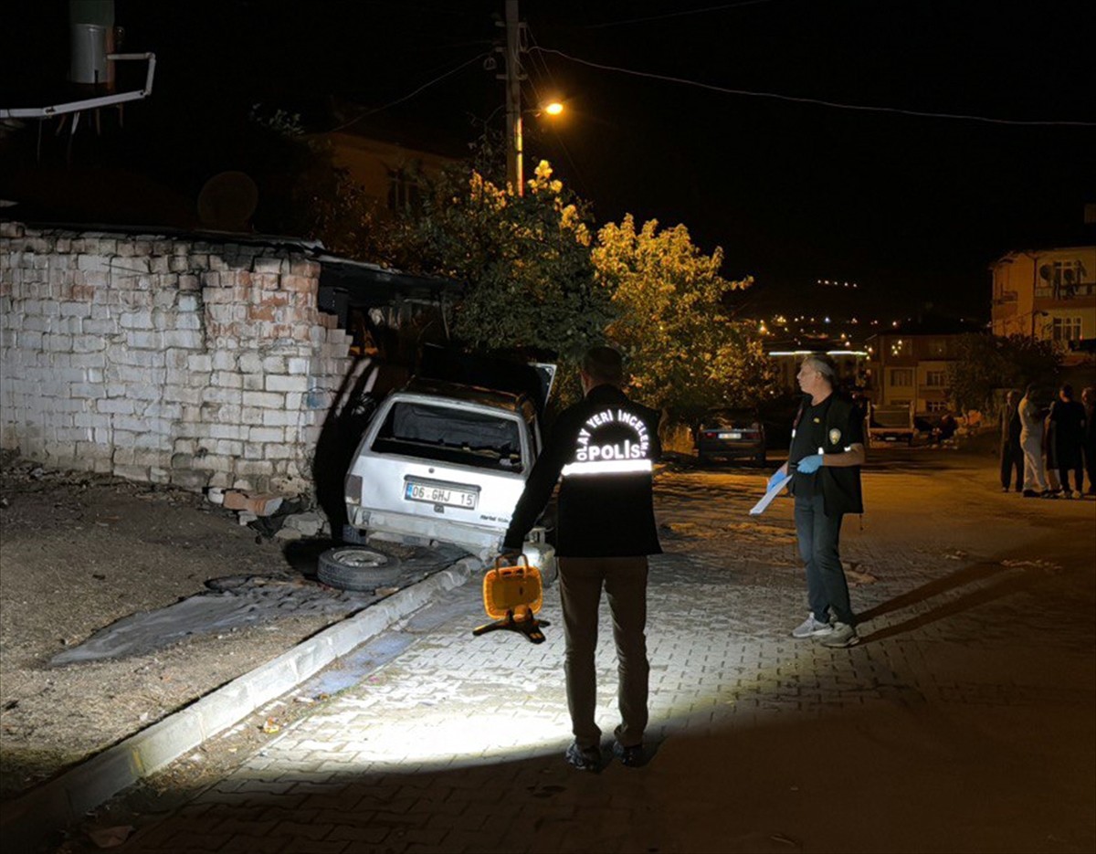 Kırıkkale'de seyir halindeyken yangın çıkan aracın sürücüsü ağır yaralandı.