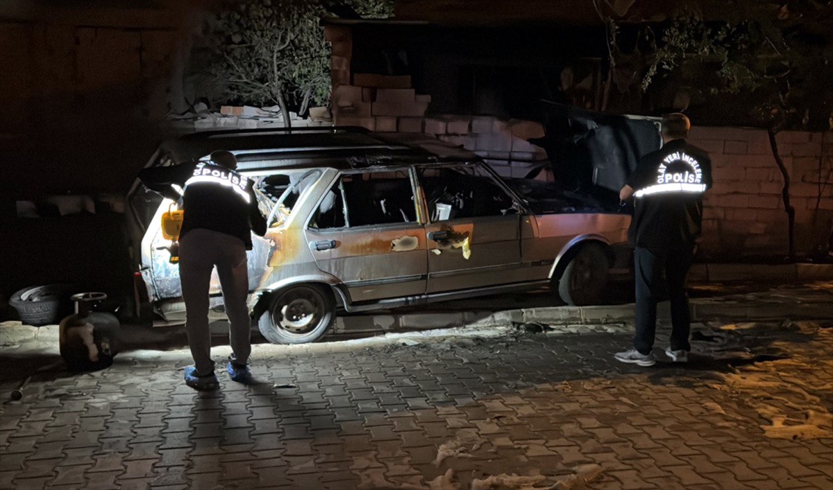 Kırıkkale'de seyir halindeyken yangın çıkan aracın sürücüsü ağır yaralandı.