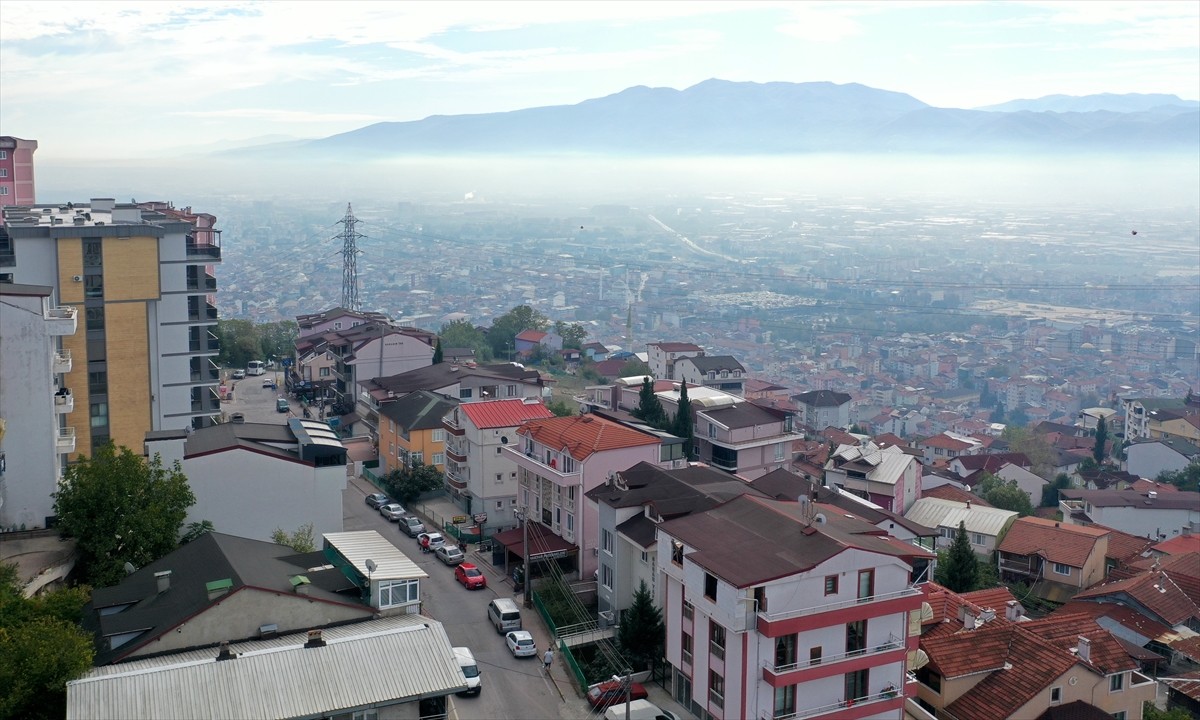 Kocaeli'de sis kentin bazı bölgelerinde etkili oldu. İzmit'in yüksek kesimlerinden bakıldığında...