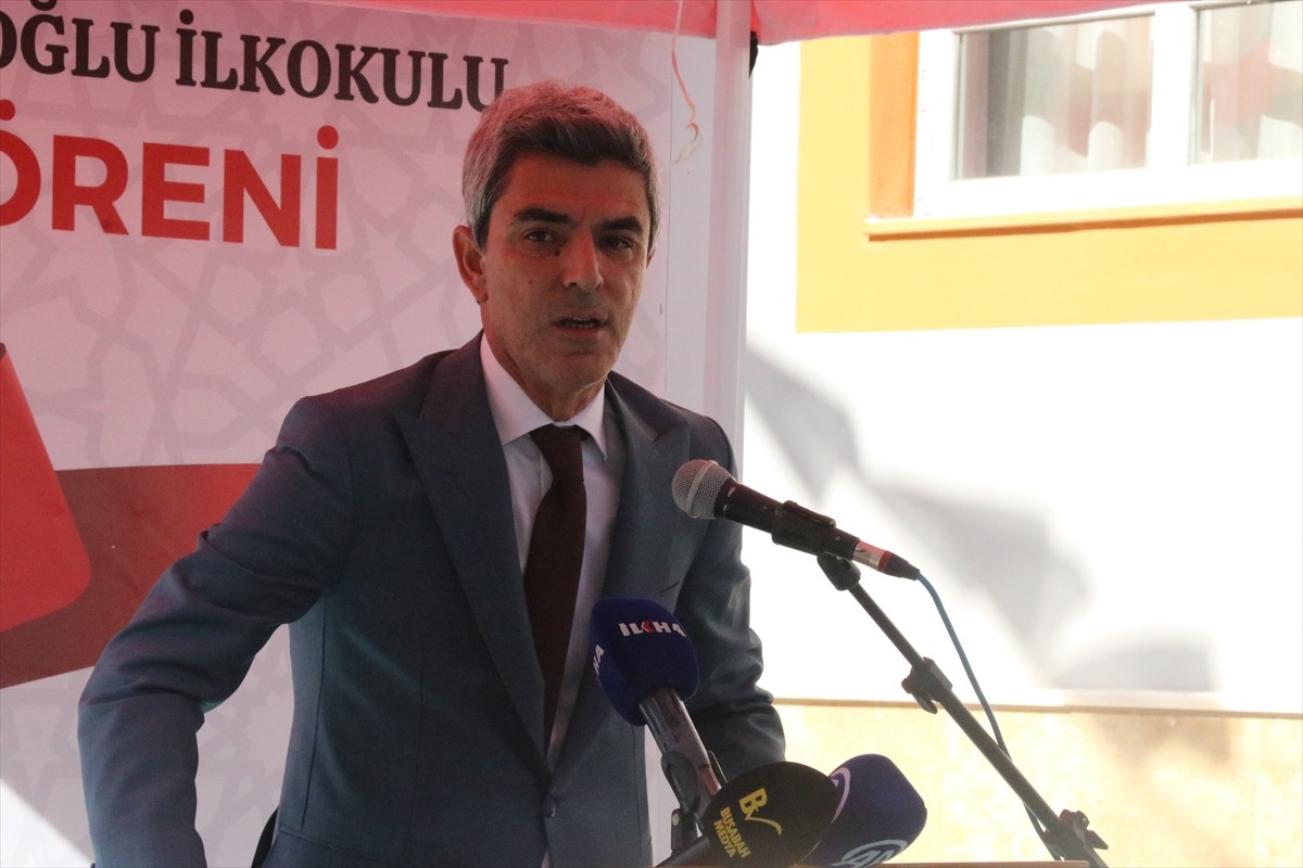 Malatya'da hayırsever Fatma Demirbilek'in (sağ 2) katkısıyla yapılan 24 derslikli Hatice İbrahim...