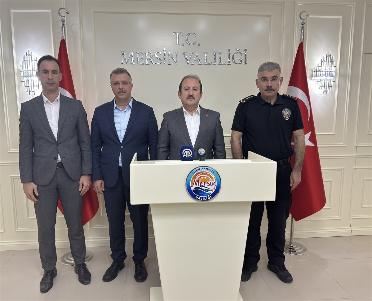 Mersin Valisi Ali Hamza Pehlivan (sağ 2), yurtta kalan kız öğrencinin cinsel saldırıya uğradığı...