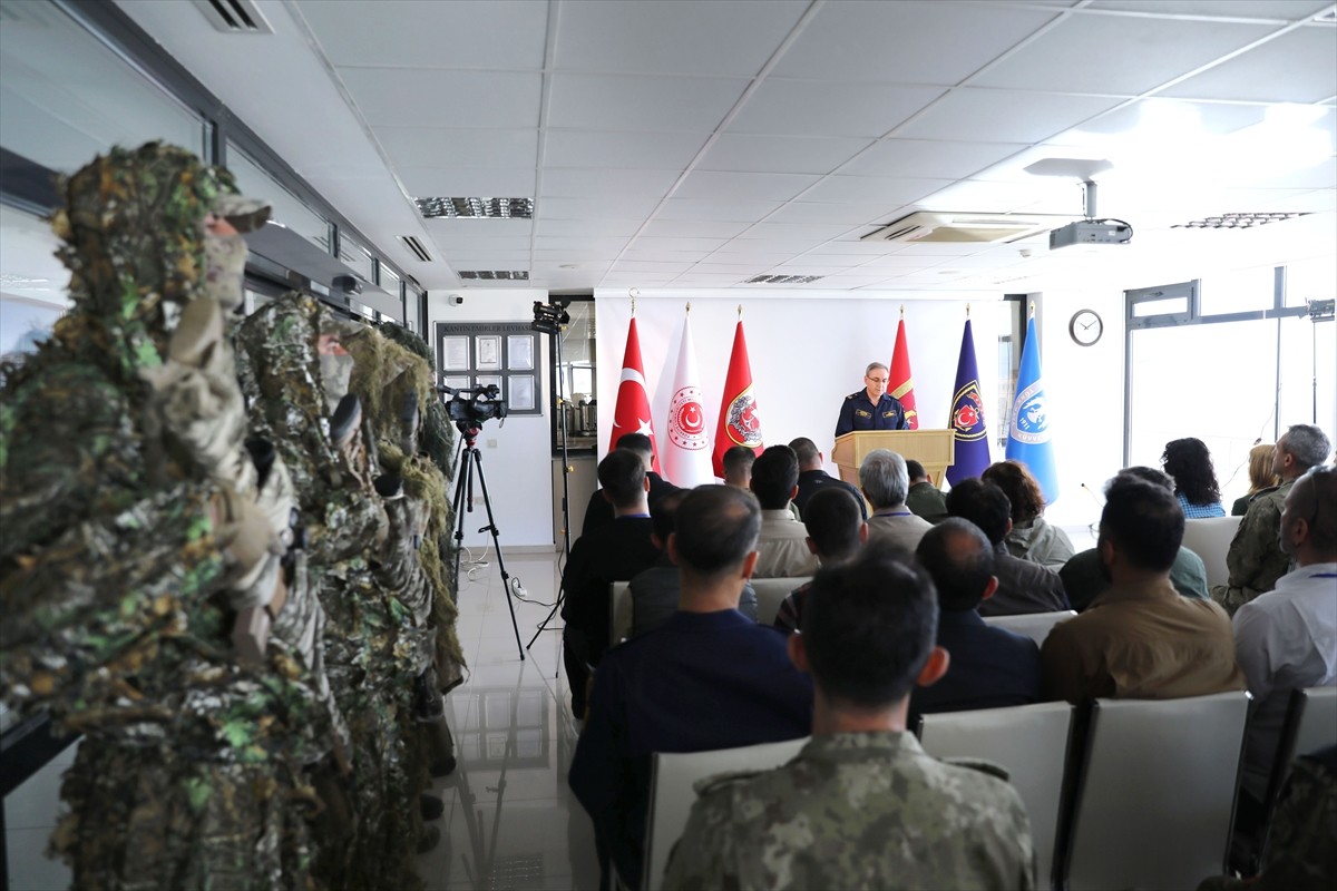 Milli Savunma Bakanlığı (MSB) Basın ve Halkla İlişkiler Müşaviri Tuğamiral Zeki Aktürk, Ateş...