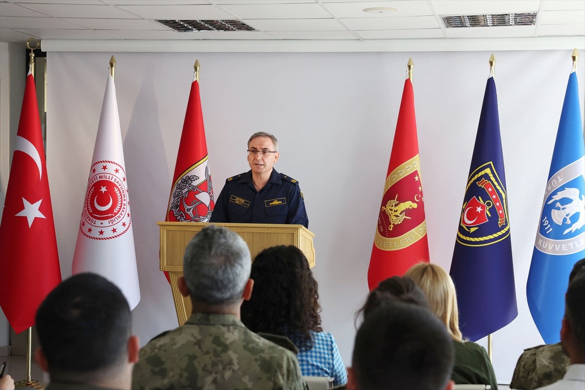 Milli Savunma Bakanlığı (MSB) Basın ve Halkla İlişkiler Müşaviri Tuğamiral Zeki Aktürk, Ateş...