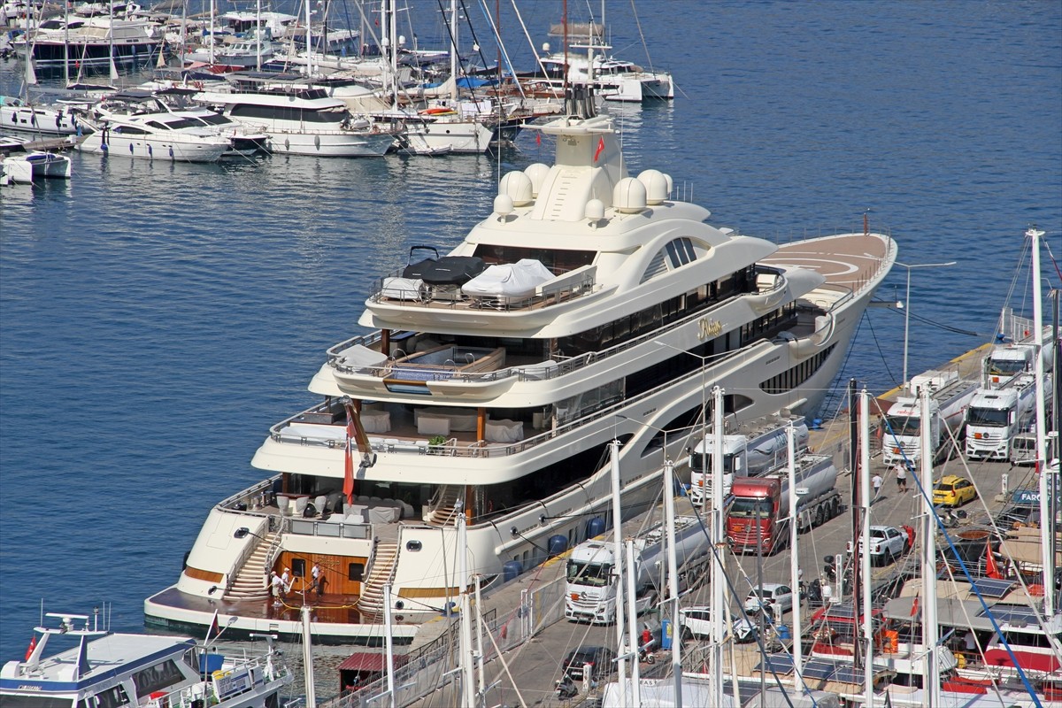 "Alaiya" isimli lüks yat, yakıt ikmali için Muğla'nın Fethiye ilçesine geldi. Cayman Adaları...