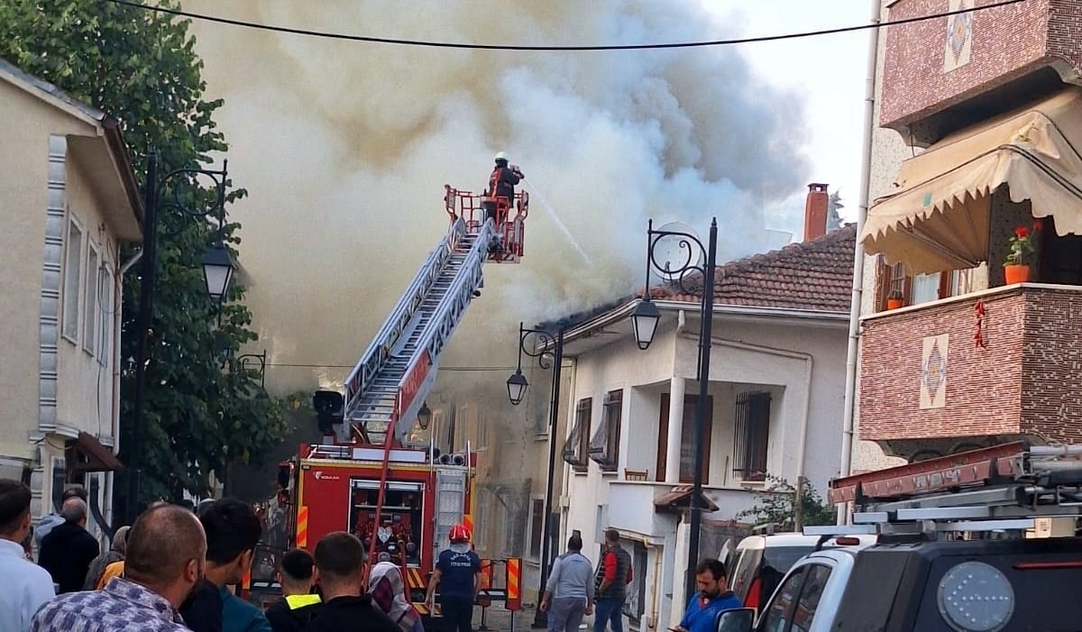 Sakarya'nın Geyve ilçesinde bir evde çıkan ardından iki eve sıçrayan yangın, itfaiye ekiplerince...