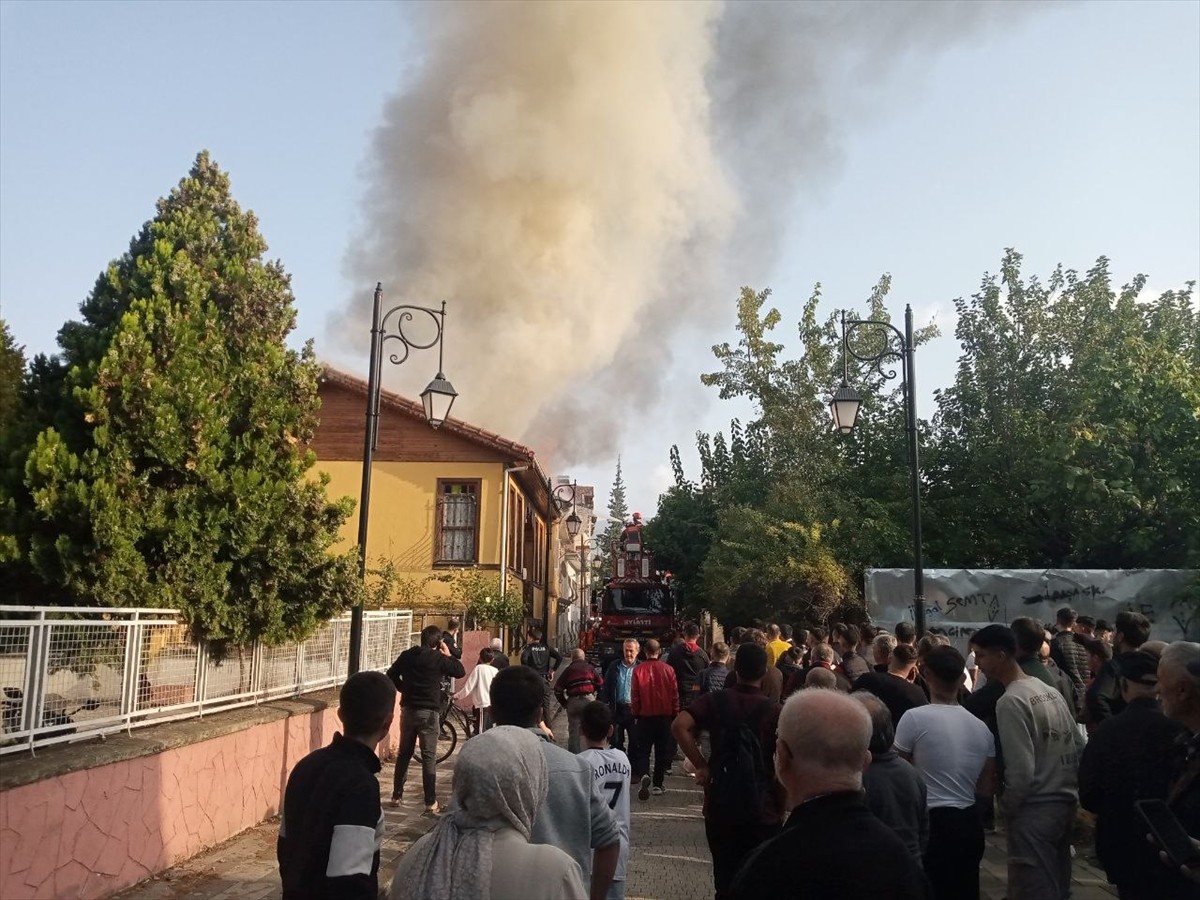 Sakarya'nın Geyve ilçesinde bir evde çıkan ardından iki eve sıçrayan yangın, itfaiye ekiplerince...