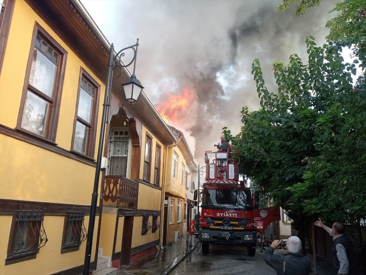 Sakarya'nın Geyve ilçesinde bir evde çıkan ardından iki eve sıçrayan yangın, itfaiye ekiplerince...