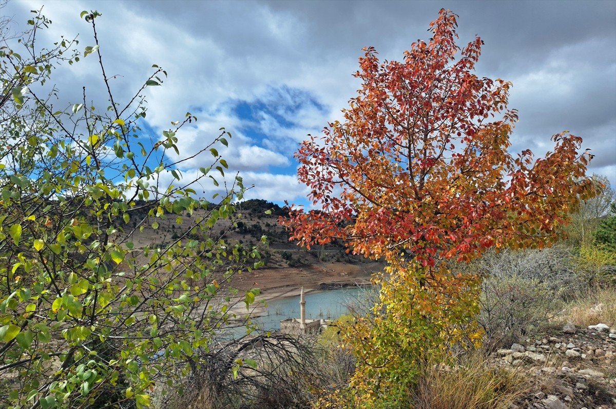 Sivas'ın Doğanşar ilçesindeki Dipsiz Göl ve Dipsizgöl Şelalesi'nin çevresi, sonbaharda doğanın...