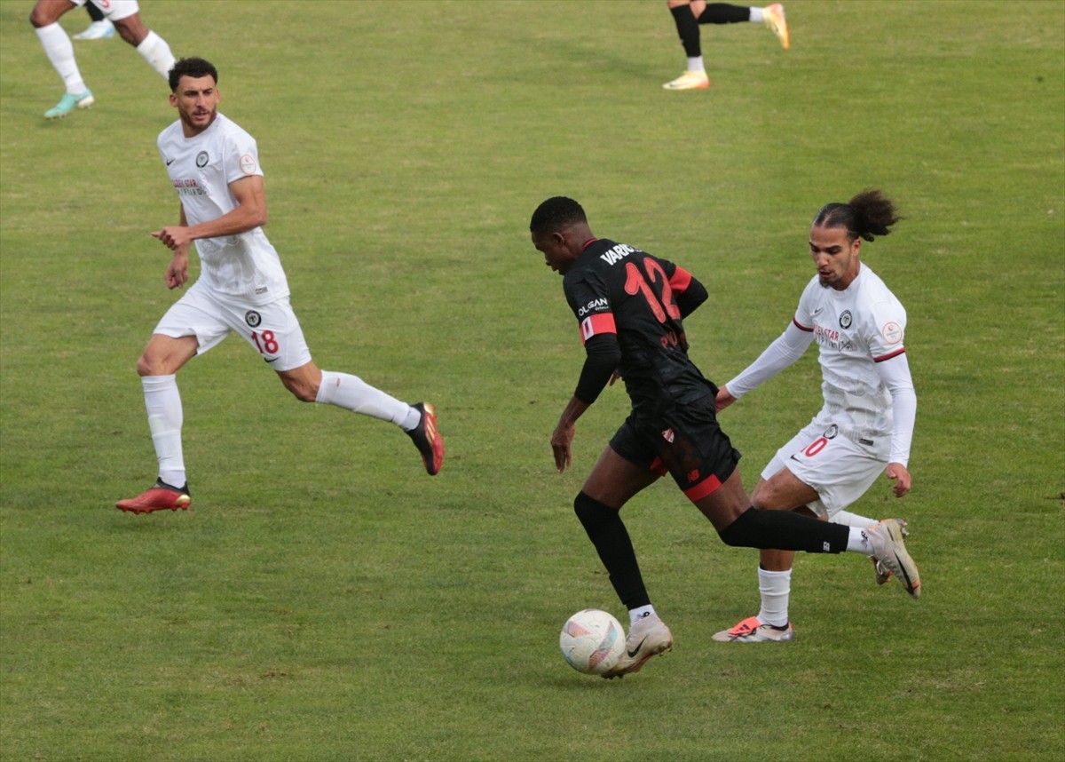Trendyol 1. Lig'in 9. haftasında Boluspor ile Ahlatcı Çorum FK, Bolu Atatürk Stadyumunda...