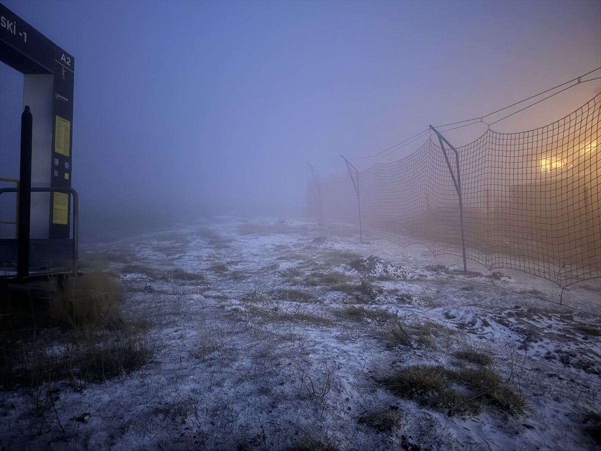  Türkiye'nin önemli kayak ve kış turizm merkezlerinden Uludağ'da mevsimin ilk kar yağışı...
