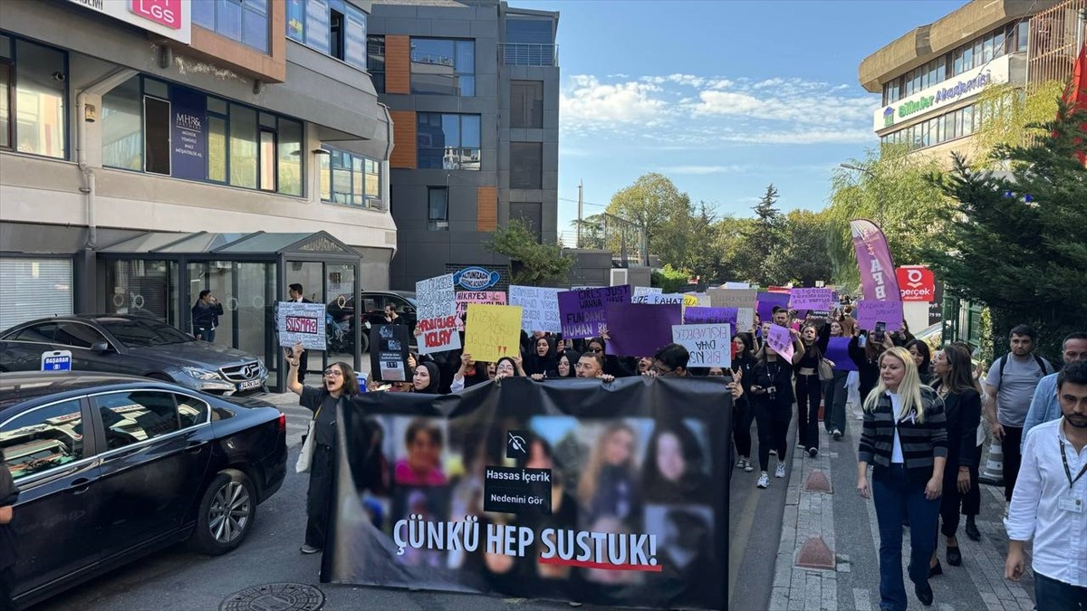 Üsküdar Üniversitesi öğrencileri, kadına ve çocuğa yönelik şiddeti protesto etti. Üniversitenin...