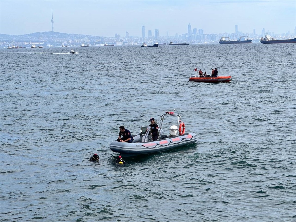Zeytinburnu'nda denize girdikten sonra kaybolan 11 yaşındaki çocuk için arama çalışması...