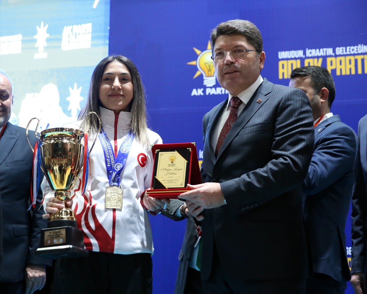 Adalet Bakanı Yılmaz Tunç, Hüsnü Tandoğan Spor Salonu'nda yapılan AK Parti Kastamonu Merkez İlçe...
