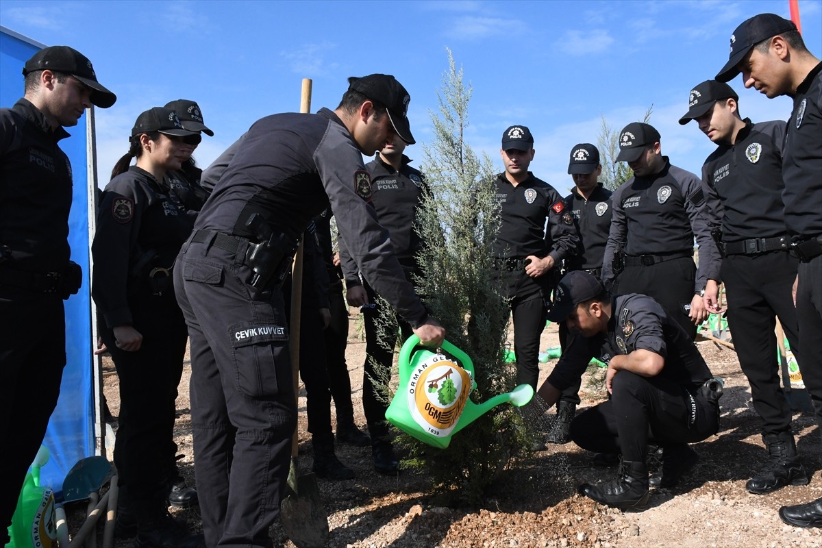 Adana'da "11 Kasım Milli Ağaçlandırma Günü" dolayısıyla fidan dikimi etkinliği yapıldı.  Adana...