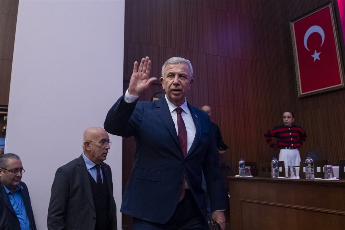 Ankara Büyükşehir Belediye (ABB) Başkanı Mansur Yavaş, CHP'li ilçe belediye başkanlarıyla birlikte...