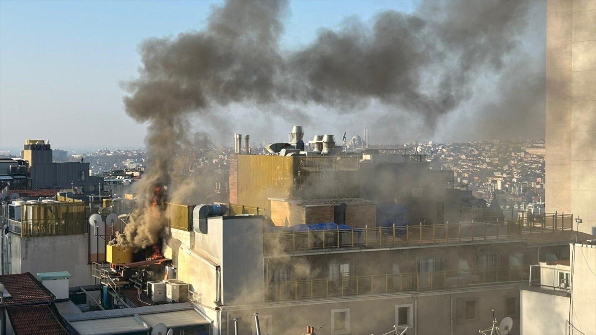 Beyoğlu'nda bir otelin çatısında çıkan yangın itfaiye ekiplerince söndürüldü.